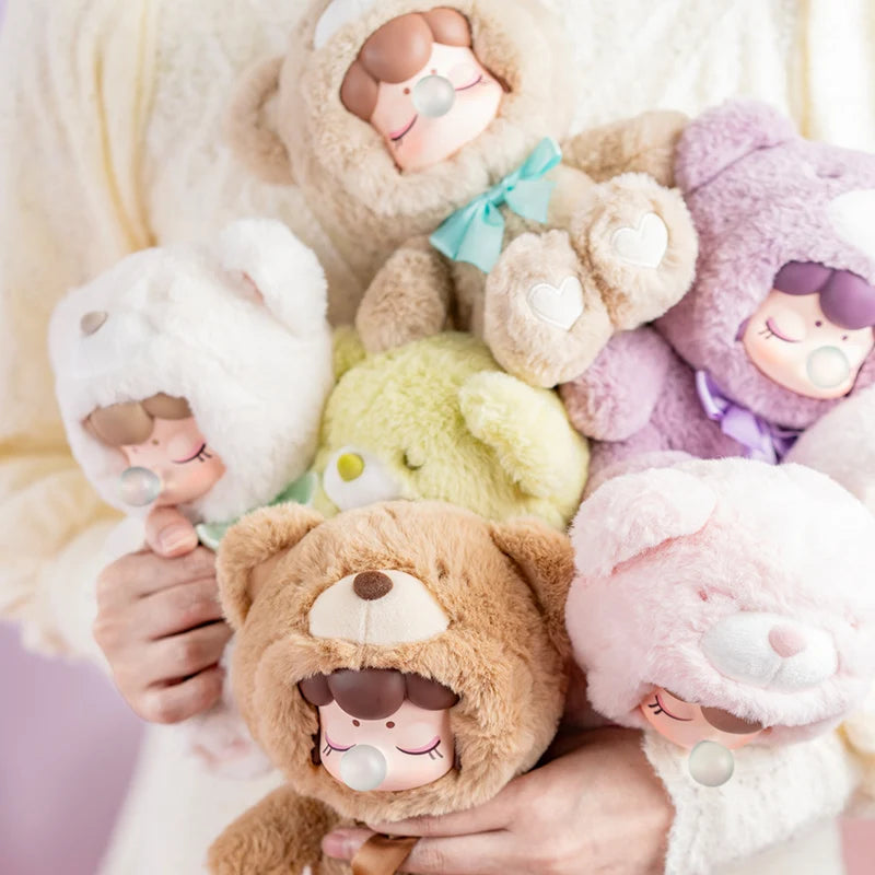 Les peluches Nanci oursons chocolatés portées dans les bras