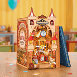 Détail du carrousel et de la boutique de jouets Cubby Bear Toyland du Book Nook Parc d'Attractions