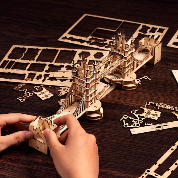Assemblage de la maquette en bois rokr robotime golemites monument tower bridge rétroéclairé